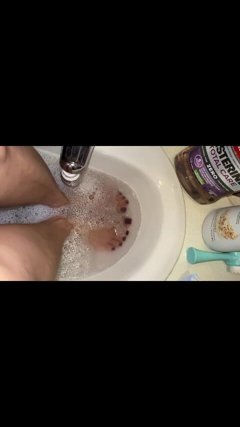 Naelor: Melove limpando seus pés pequenos sexy no banho