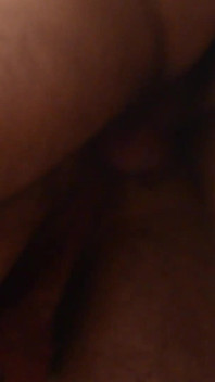 Sakallı usta kaslı itaatkarı kullanıyor