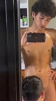 Swimmer Body Wanker Gets Head in Front of Mirror