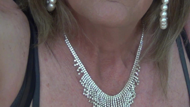 Mature Tina TV: Pelacur TV Inggris dengan lipstik biru