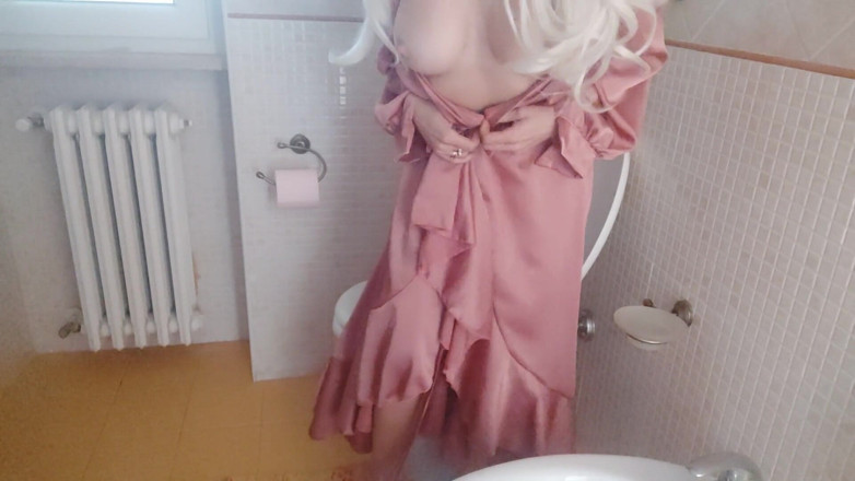 savannahamatoriale: Gorgeous human barbie doll spied in the bathroom