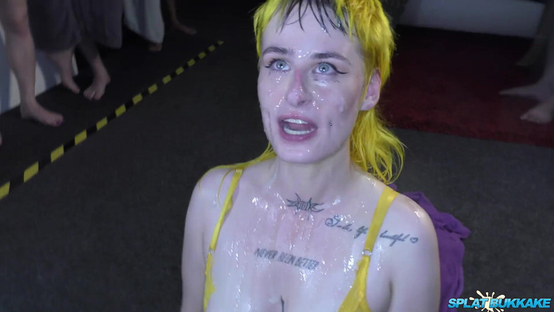100% Amateur Gangbang and Bukkake from the UK!: Lustvolle punk-schlampe Lana Banana nimmt einige ausgezeichnete gesichtsbesamungen