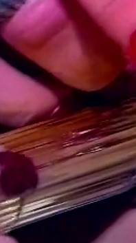 Nadržená brunetka nacpe zrzku mokrou kundičku s tlustým fixem