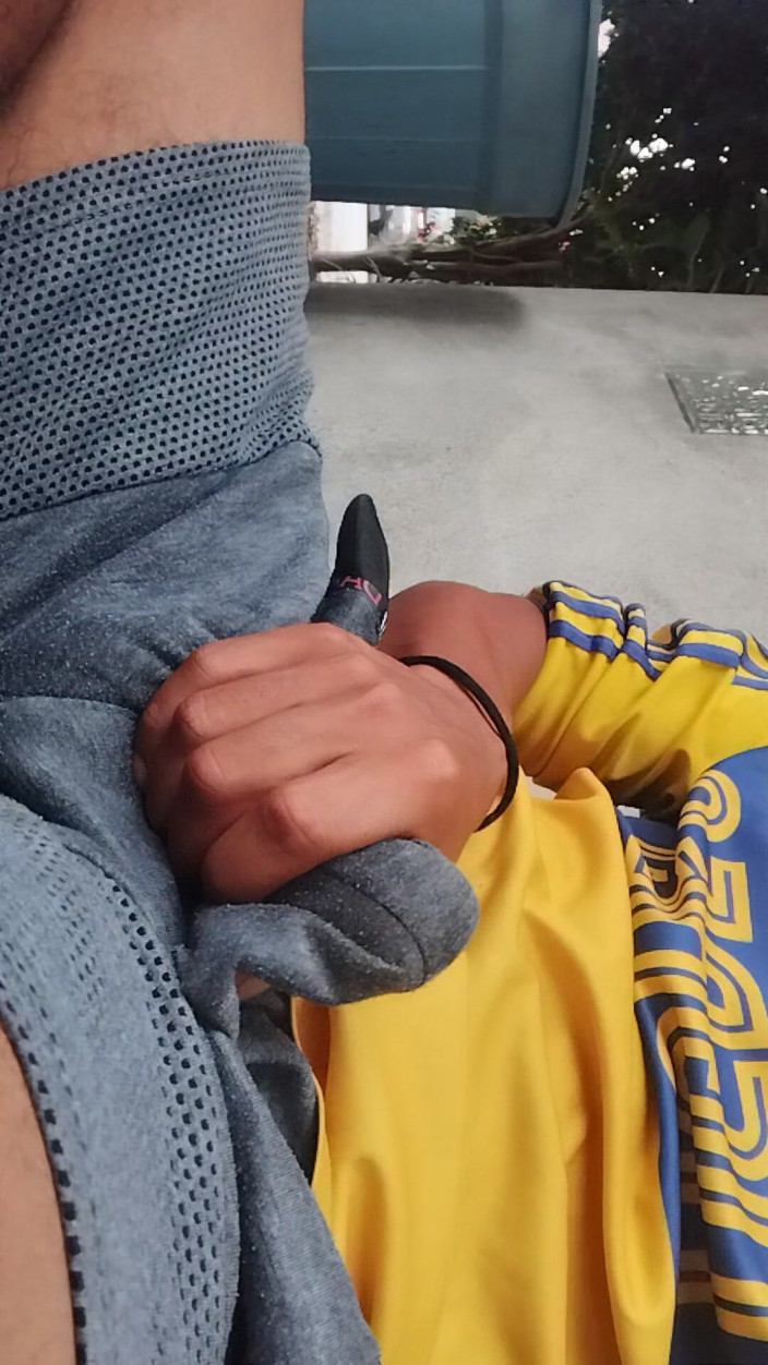 AlexAlejandro13: Omul se încinde și se masturbează sub haine