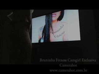 Bruninha fitness: 脱衣舞，肌肉发达的腿和脚在阴影下 - 脱下内裤