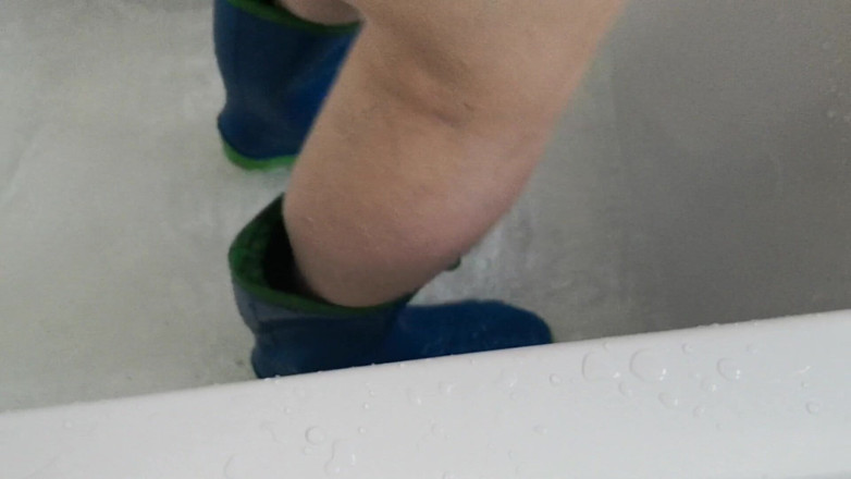 Bouncy Tits Action: Stivali di gomma nella vasca da bagno