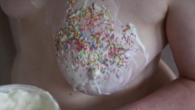 Bouncy Tits Action: Kozy se smetanou