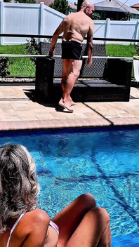 Una gilf arrapata si scopa il suo uomo in piscina