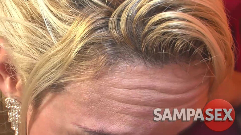 Sampasex Trans: Pirang trans tidak memasukkan kondom ke penjual pakaian dalam