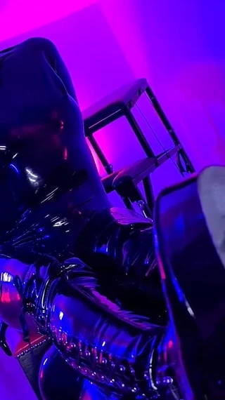 Lady Valeska: Facesitting by Latex Kigumuri