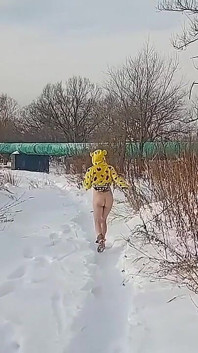 Ik ging wandelen in de sneeuw in mijn pyjama en kleedde ️ me uit