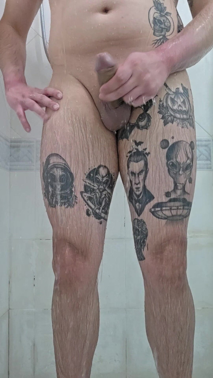 Lkdick8: Chubby blev påkommen med att onanera i duschen