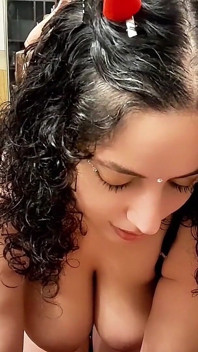 Busty Latina ssie to dobrze i kończy się na moich piersiach - Titsjob, Domowe obciąganie Ft Babyluna939