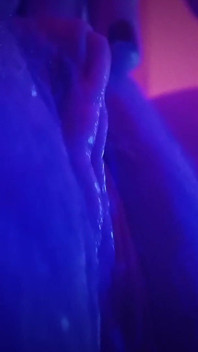 Mírame acariciar sensualmente mi gran delante de tus ojos