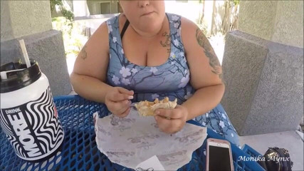 BBW Pleasures: Ssbbw havuzda büyük burrito yiyor
