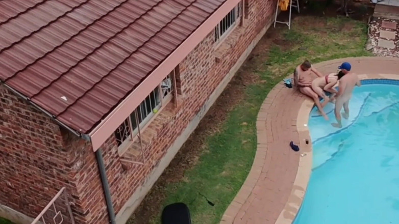 Bigjoefuckalott: मेरे ड्रोन के साथ उड़ते समय मेरे पड़ोसियों को चोदते हुए पकड़ा