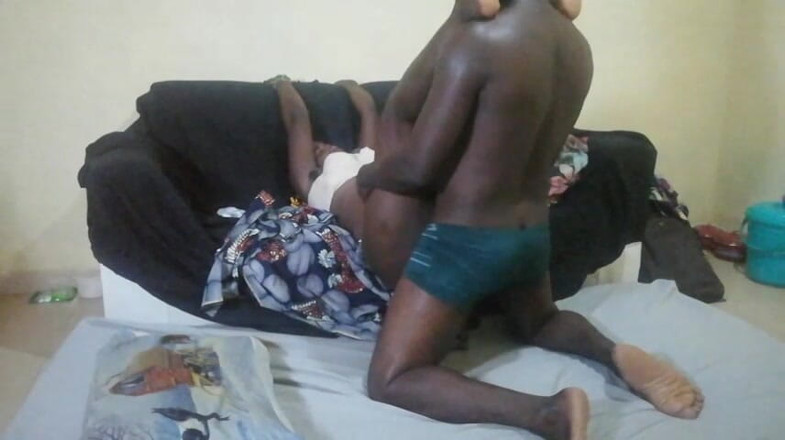 Pornsexlive: Cô ấy bị một nhà tuyển dụng làm việc đụ trong một...