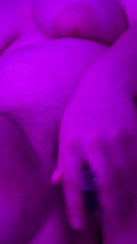 Zkouším, Jak Hluboko Můžu Vzít Každou Hračku, Myslíš, Že Bys Mě Mohl Naplnit Lépe?