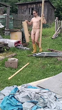 Nus dans le jardin : poursuite sale dans la piscine