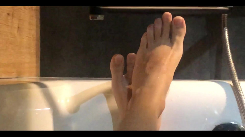 Shrima Malati: Piedi e figa asiatici in un bagno