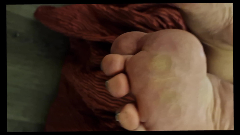 Blondie2307: Madrasta sexy com pés molhados