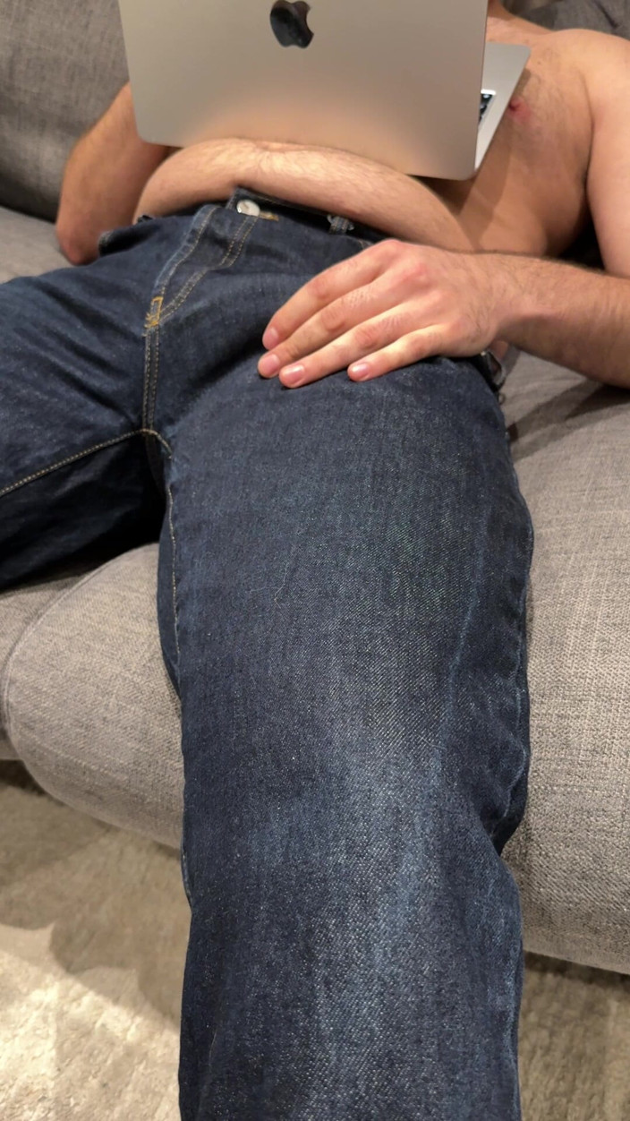 Cock in Jeans: Oglądanie porno w obcisłych dżinsach - cumming na sobie