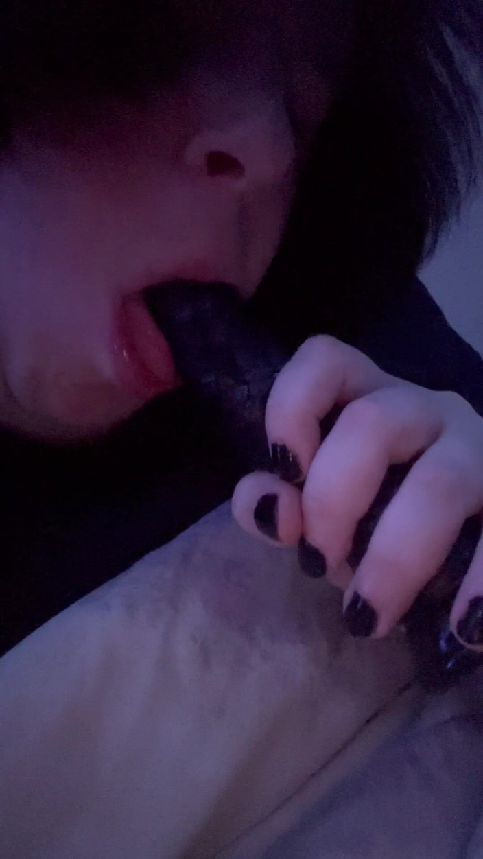 Sexualescape69: Chupando meu vibrador ficando bom e molhado