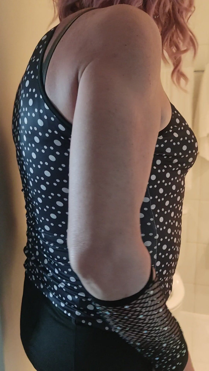 Ashlie: Trénink Sissy, Jak by měla čůrat?