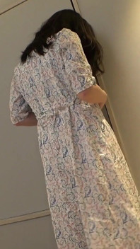 一个性感的黑发美女，拥有迷人的身体和华丽的大乳房 - 她通常不会喷