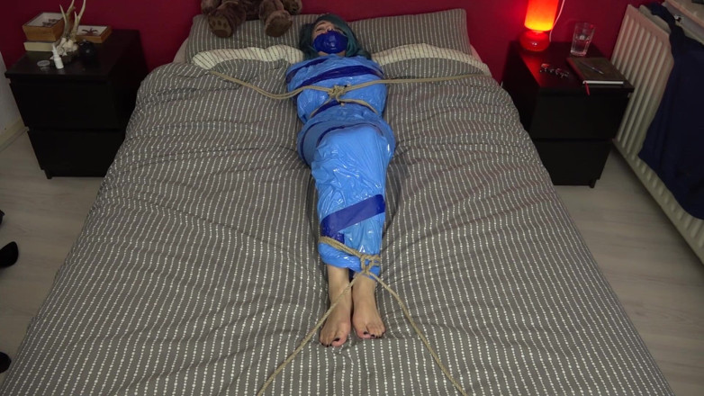 Restricting Ropes: Luna grey - mumifiziert auf dem bett