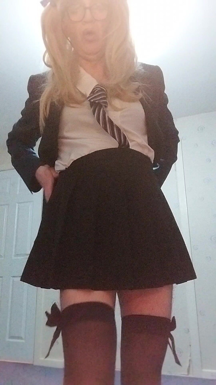 Cindy Belfast: Cindy अपनी वर्दी से प्यार करती है