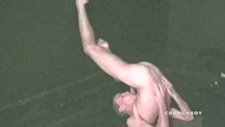 GAY VINTAGE PORN: Tento chlapec je abbel, aby se automaticky saje pro zábavu