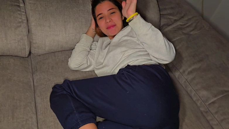 Labestiaylabella: Azgın üvey kız kardeş sikiliyor ve ayaklarına dölleniyor