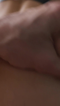女主人は奴隷に命じ、激しく彼女の膣を激しく突く