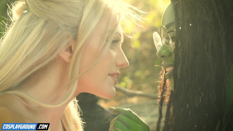 Cosplayground: Ana Foxxx knullar Kenna James med en jätte grön dildo...