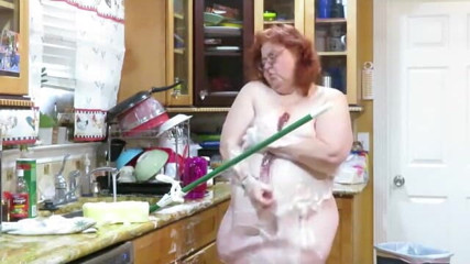 BBW nurse Vicki adventures with friends: Video yang diminta IBU MILF gemuk besar membersihkan dapur dengan...