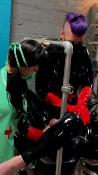 Le infermiere in lattice fanno fisting per le loro fisting in lattice ed il loro fisting