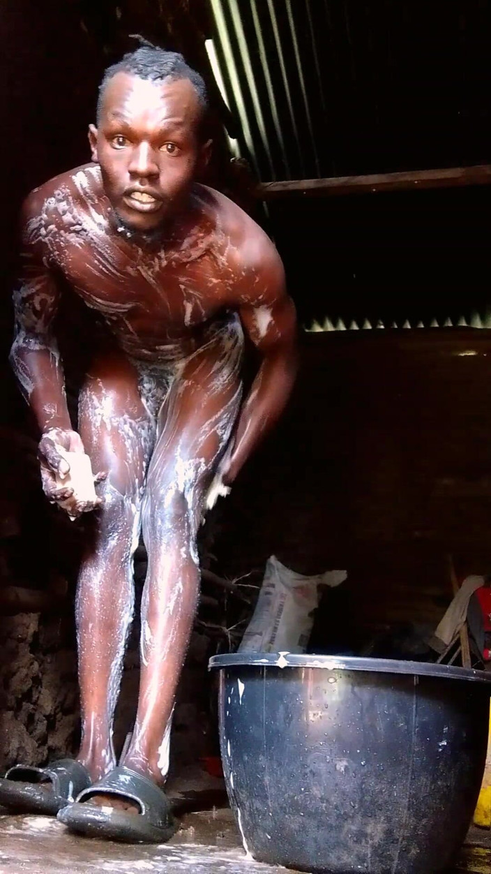 HWillovahh: सुंदर लड़का, मडहाउस पर नहाना! सिर्फ एक व्यभिरा के साथ ठंडा दिन