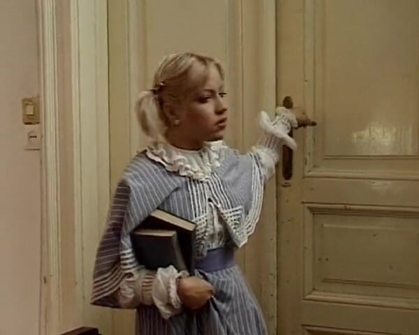 Videos Francaises: Păpușa franceză retro se bucură de sex în trei cu penetrare...