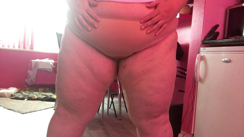 NikNak_BBW: Cewek semok kulit putih kencing di dapur