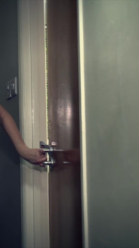 Seksowna drobna laska porno Ava Dalush jest napaloną pokojówką uzależnioną od pieprzonego wielkiego białego kutasa
