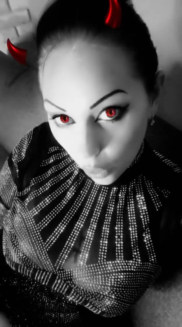 Goddess Misha Goldy: Femdom paní v lesklém topu