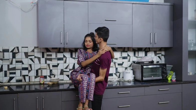 Triflicks: 德西女孩 18 岁紧阴道在厨房硬核性爱