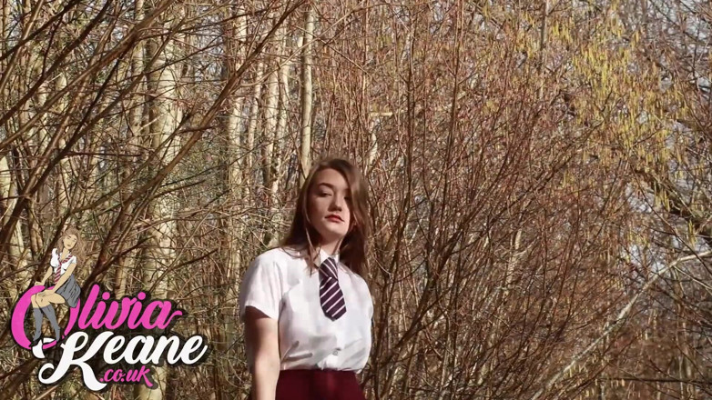 Olivia Keane: 18-letnia Olivia Keane Pissing w lesie
