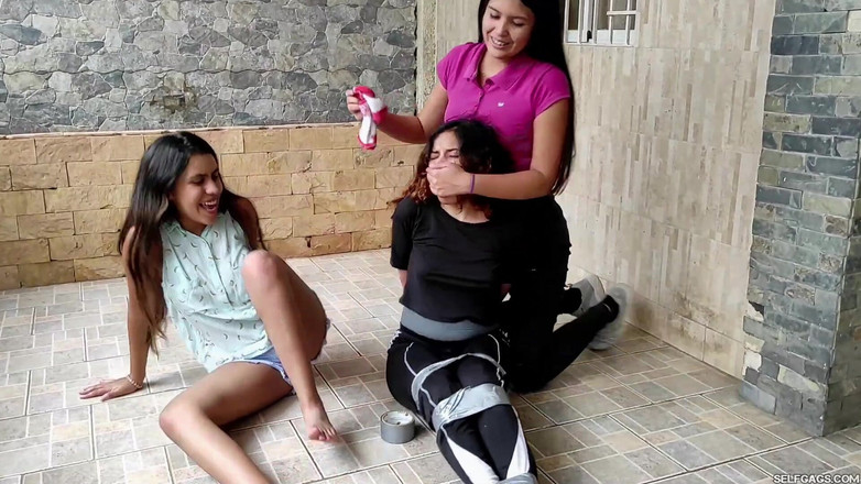 Selfgags Latina Bondage: Por favor, não me faça perder a competição de dança!
