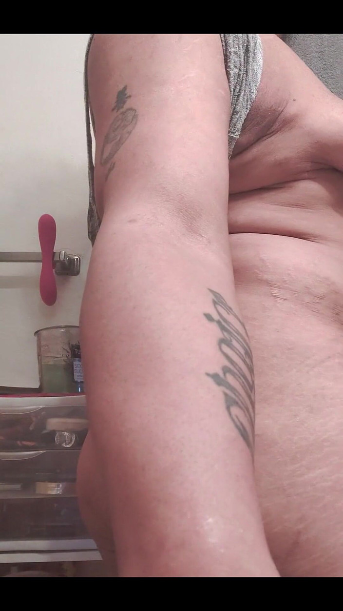 KNKY Bee: Cái lỗ lớn của tôi sẽ ngấu nghiến con cu