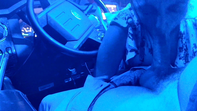 VinnyMacNDelilah: 口交在我的卡车里射在嘴里