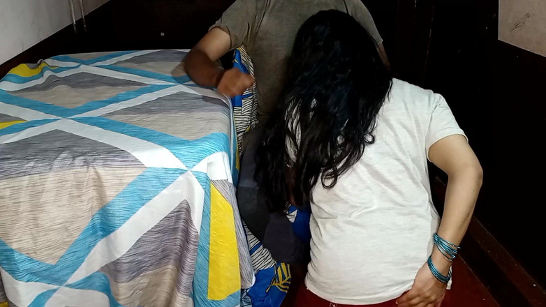 Queenrima: Vesnická manželka svádí kundičku, Je ošukaná manželem na židli