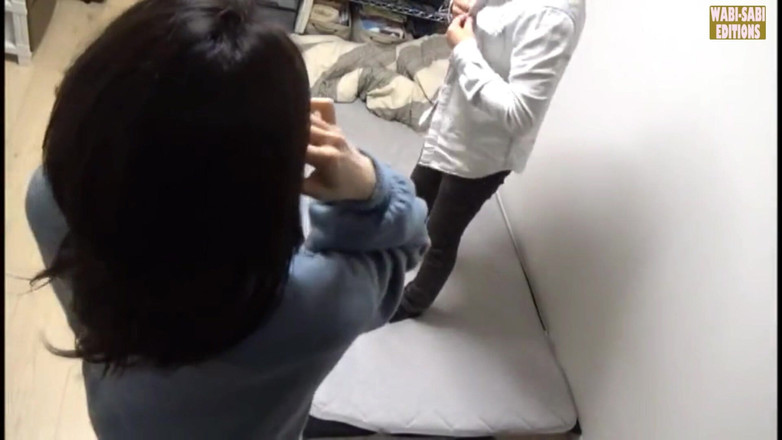 MILF, Wabi-Sabi Editions: Întâlniri ocazionale de stradă cu femei mature elegante care conduc...