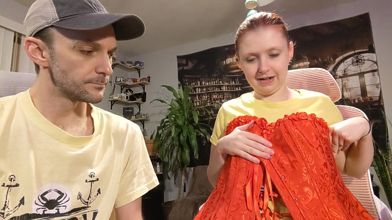 Sin Spice by Sophia Sinclair and Jasper Spice: Wish List Gifts 9 - Espartilho Vermelho E Vestido De Vinil Preto...